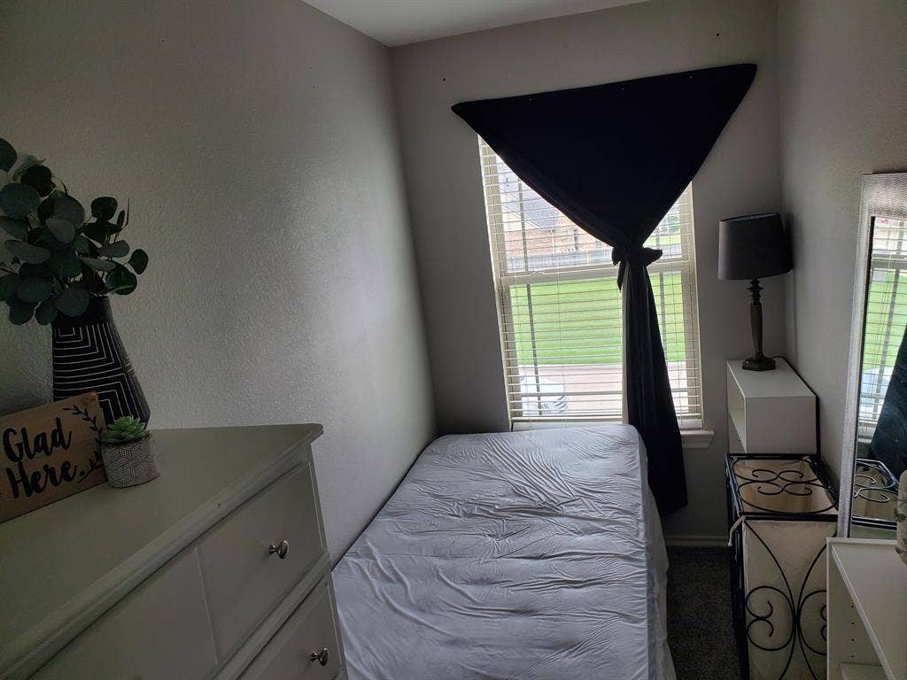 Small Dormer room for rent