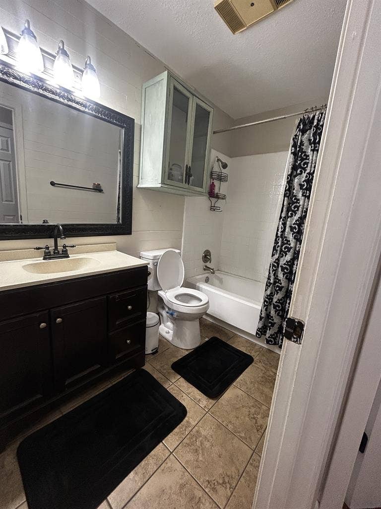 Furnished room in a 4BD/BA house