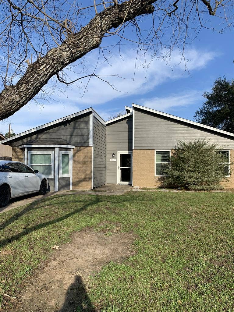 Furnished room in a 4BD/BA house