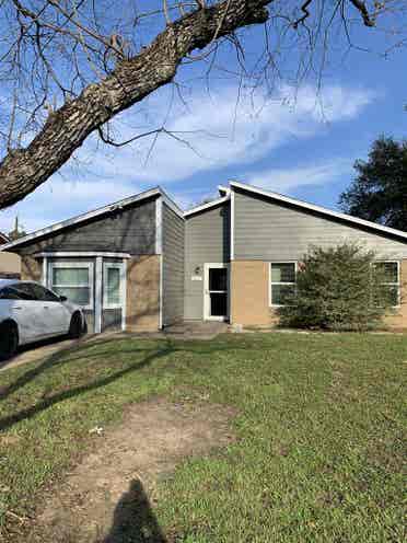 Furnished room in a 4BD/BA house