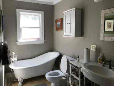 Beautiful 2BR Right off ULL Campus