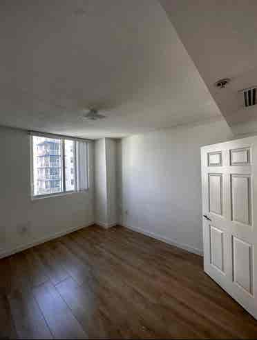 Bedroom for rent in Edgewater