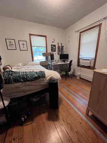 Room in Kendall Sq available Sept.