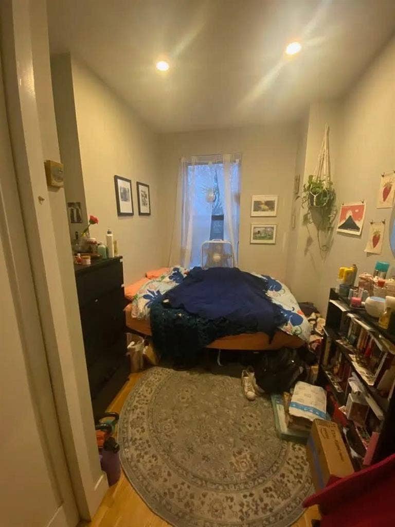ISO roommate aug 1 move in (no men)