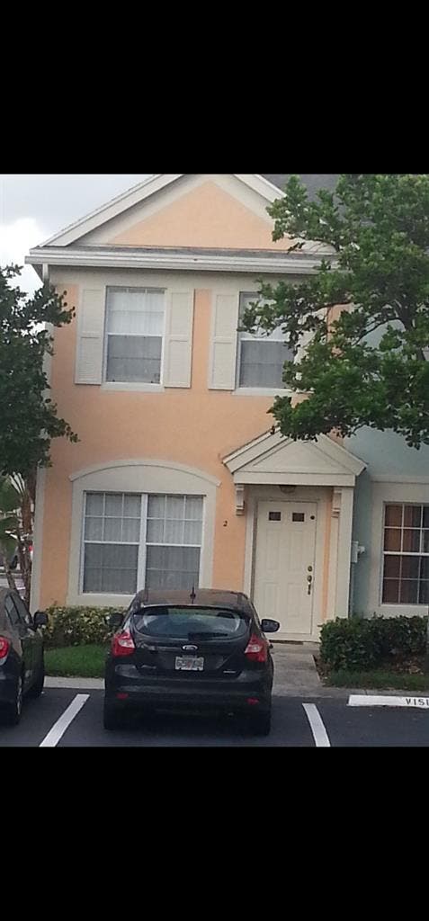 COZY TOWNHOUSE IN WESTON