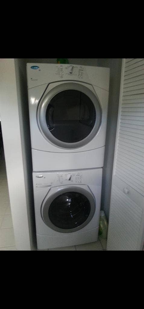 COZY TOWNHOUSE IN WESTON