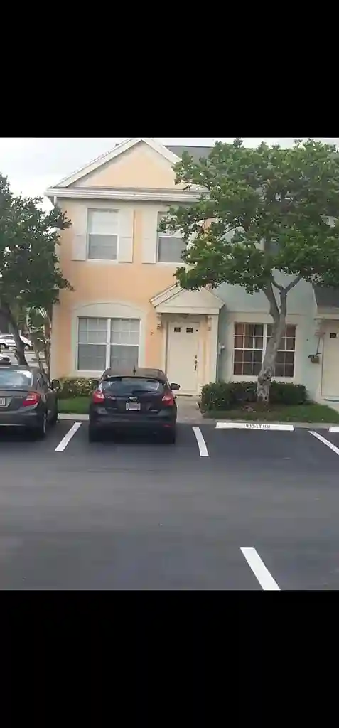 COZY TOWNHOUSE IN WESTON