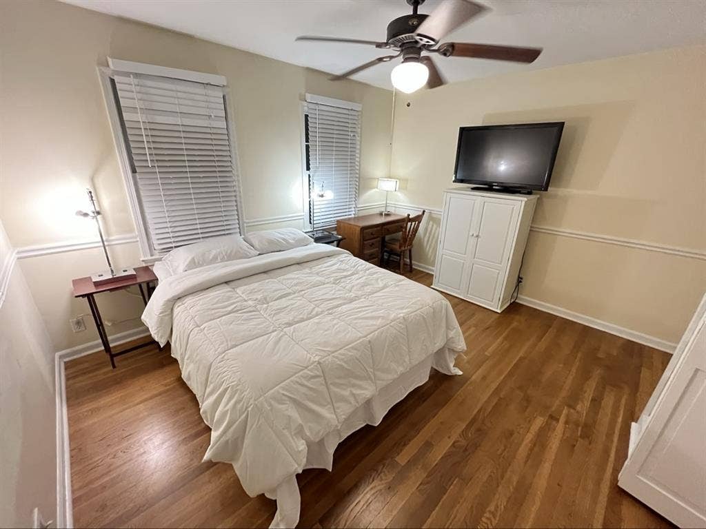 Room #4 Cozy Home In Sandy Springs