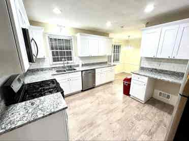 Room #4 Cozy Home In Sandy Springs