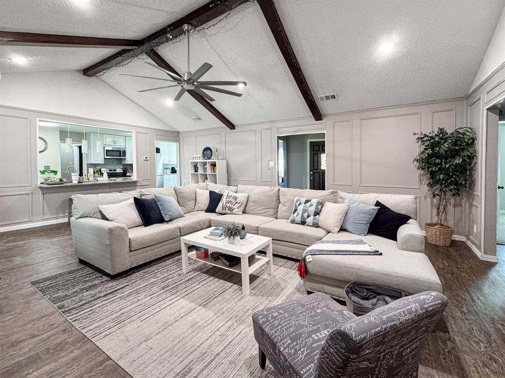 Private Rooms in the Heart of DFW!