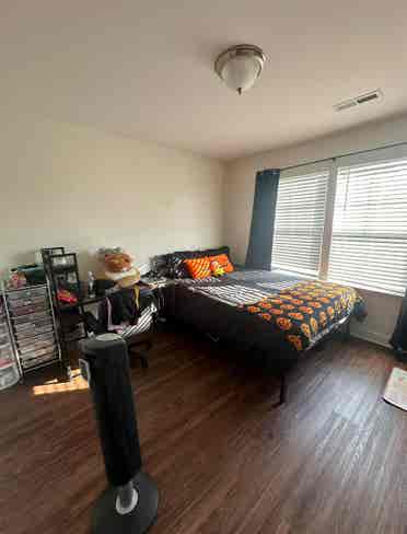 2 Rooms in Spacious 5 Bedroom