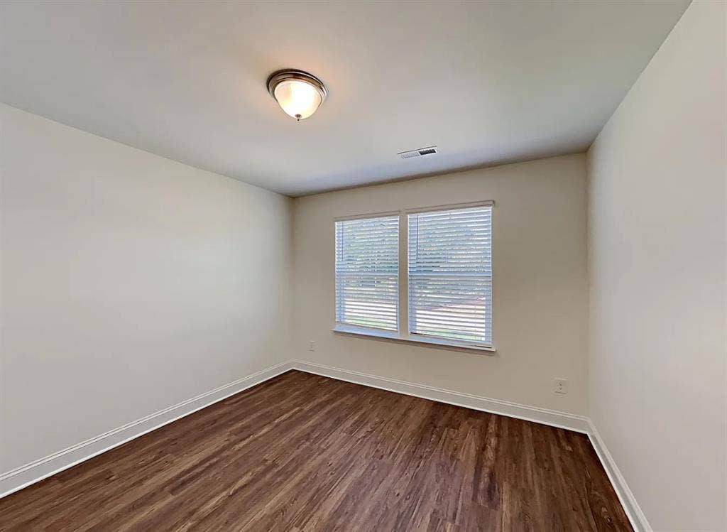 2 Rooms in Spacious 5 Bedroom
