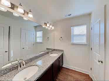 2 Rooms in Spacious 5 Bedroom