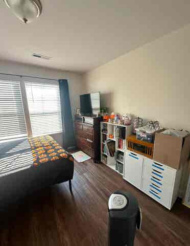 2 Rooms in Spacious 5 Bedroom