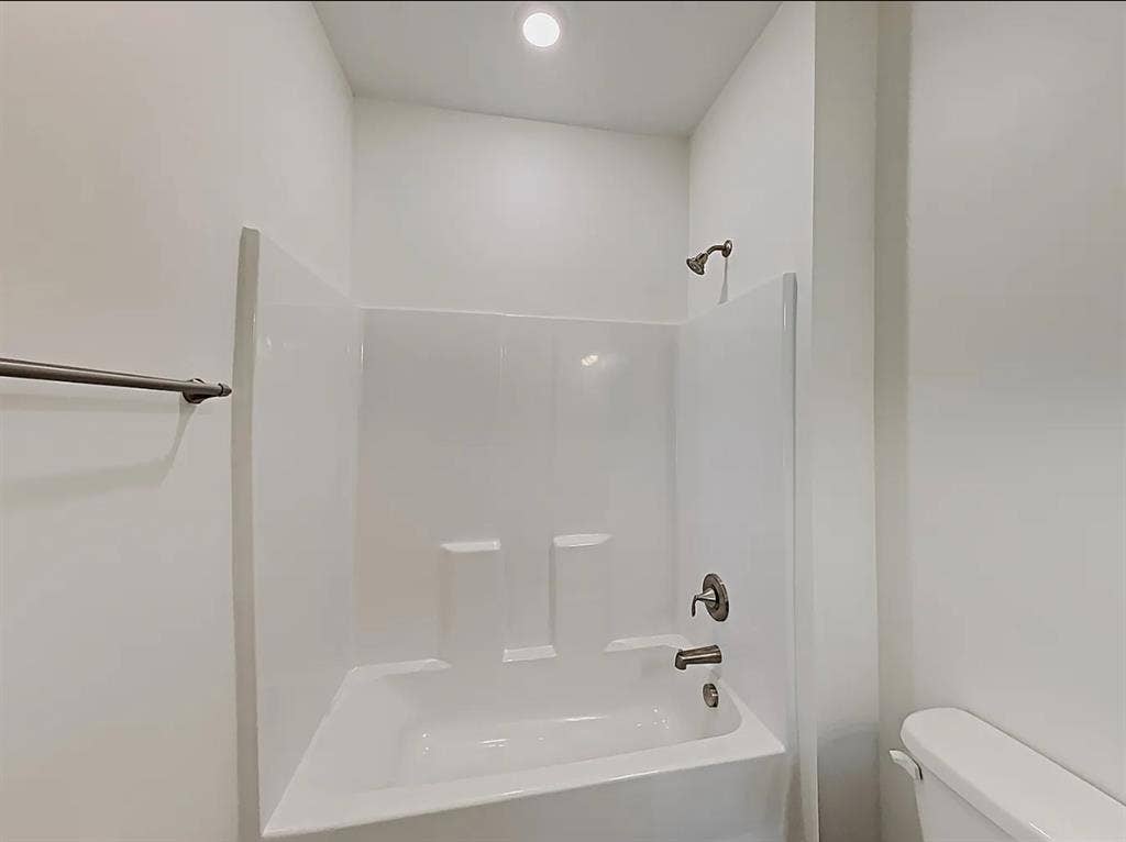 2 Rooms in Spacious 5 Bedroom