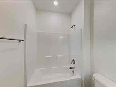 2 Rooms in Spacious 5 Bedroom