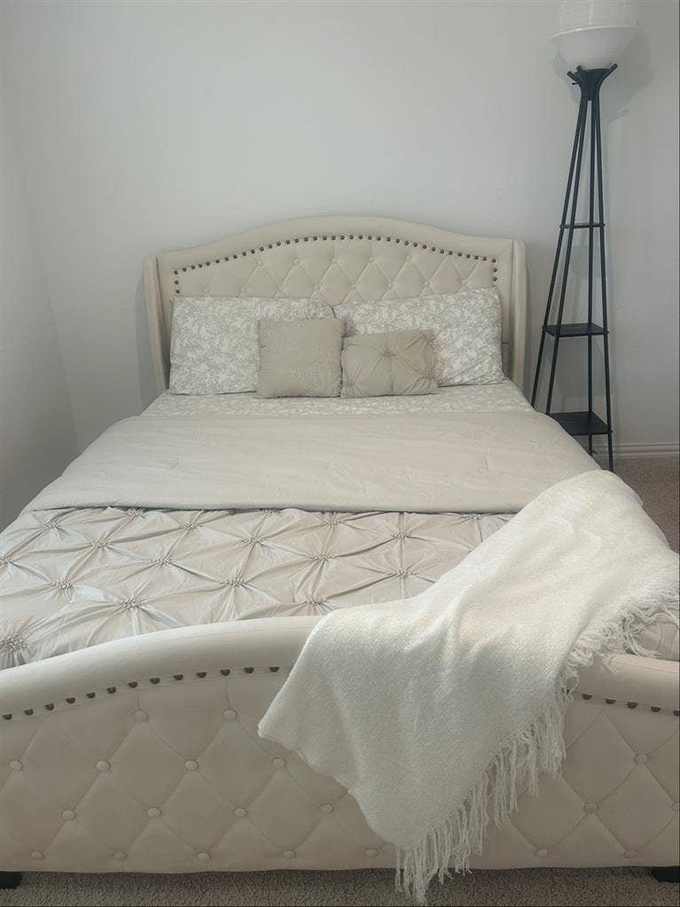 Renting 2 private rooms to females