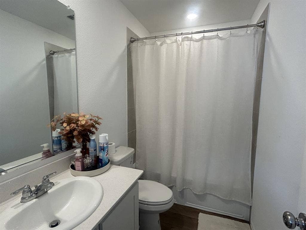 Renting 2 private rooms to females