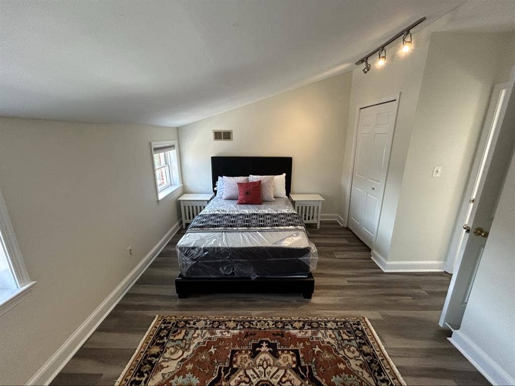 2 roommates / $ / Pigtown