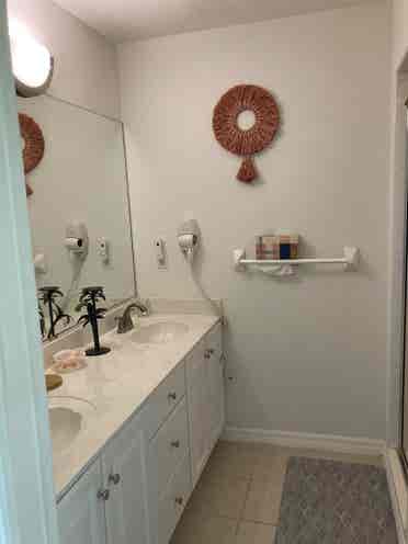 Clean, quiet, master en-suite room
