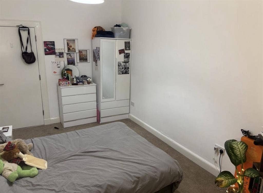 SPACIOUS DOUBLE BEDROOM