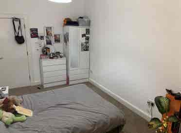 SPACIOUS DOUBLE BEDROOM