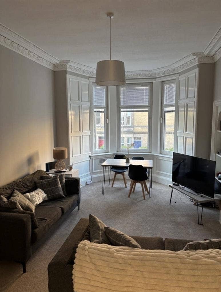 SPACIOUS DOUBLE BEDROOM