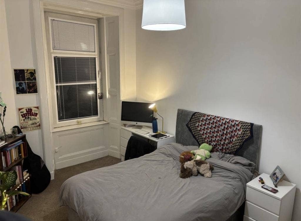 SPACIOUS DOUBLE BEDROOM