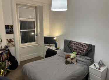 SPACIOUS DOUBLE BEDROOM
