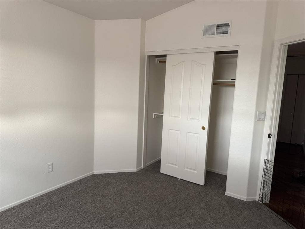 🏠 Unfurnished Rooms-Gilbertt