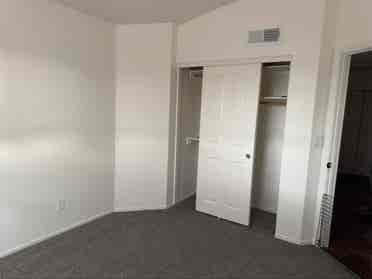 🏠 Unfurnished Rooms-Gilbertt