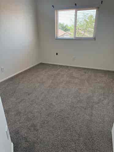 🏠 Unfurnished Rooms-Gilbertt