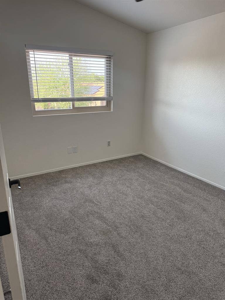 🏠 Unfurnished Rooms-Gilbertt