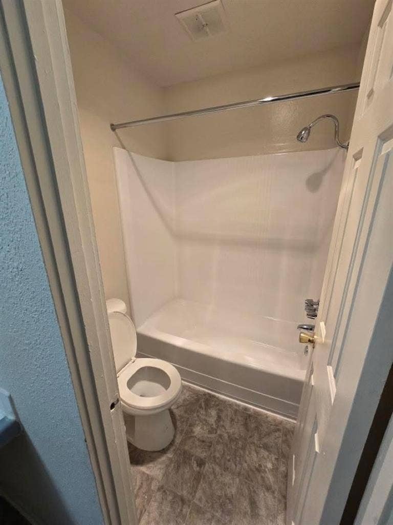 Female roomate needed