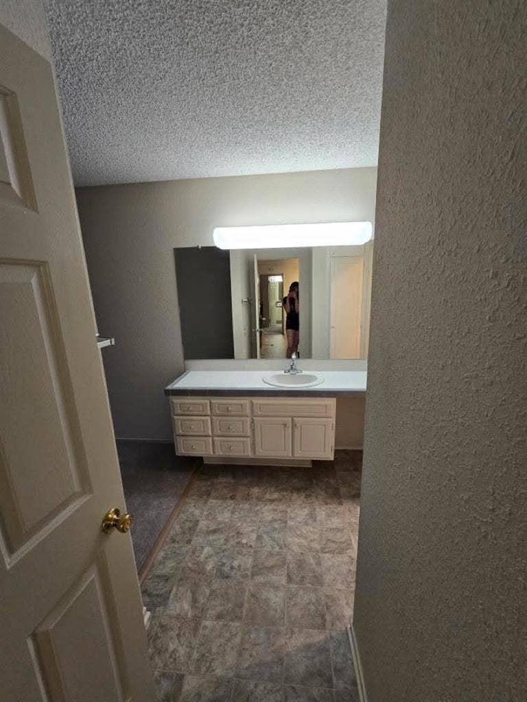 Female roomate needed