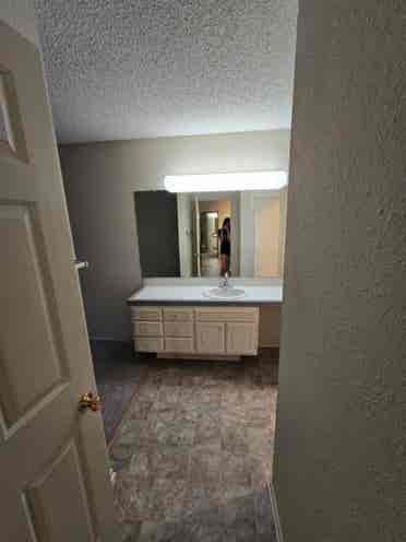 Female roomate needed