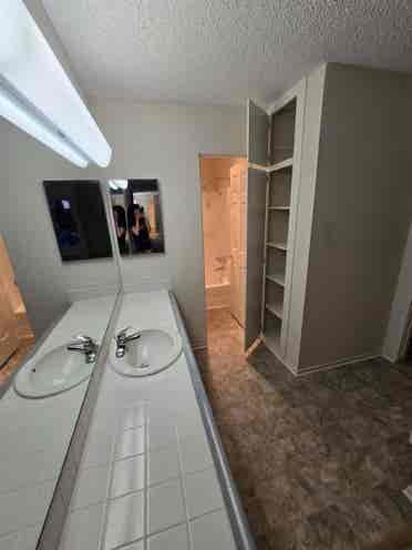 Female roomate needed
