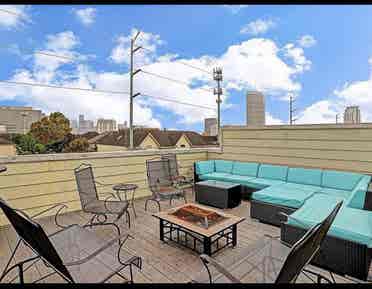 Bright Room w/ Rooftop Deck
