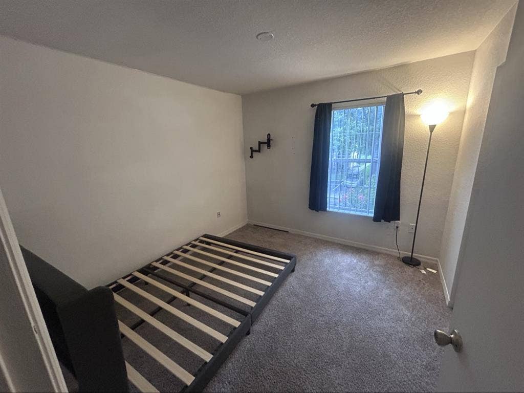 Looking for roommate