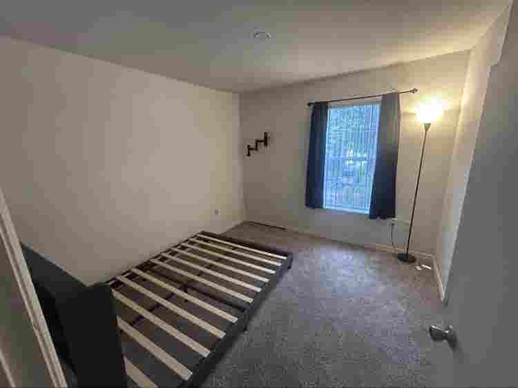 Looking for roommate