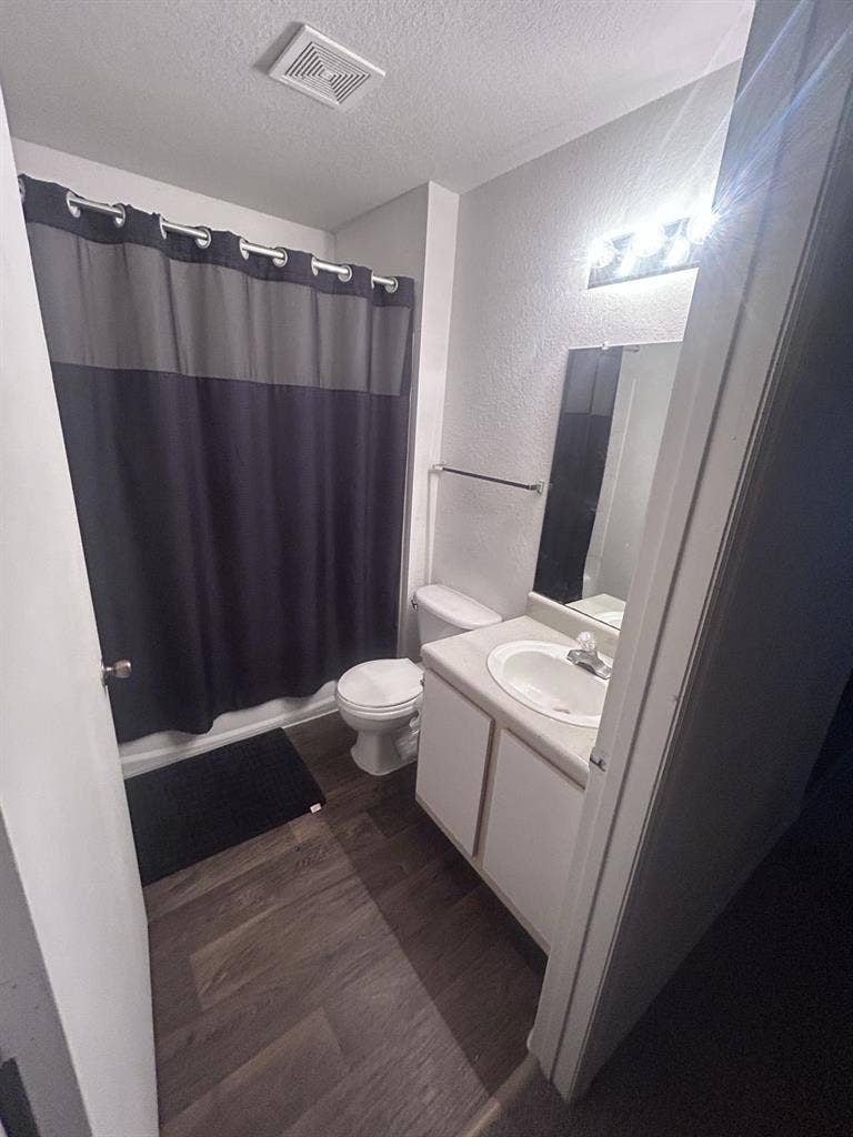 Looking for roommate