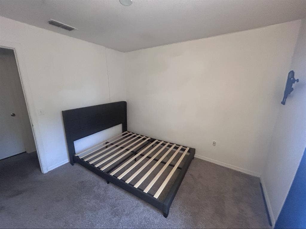 Looking for roommate