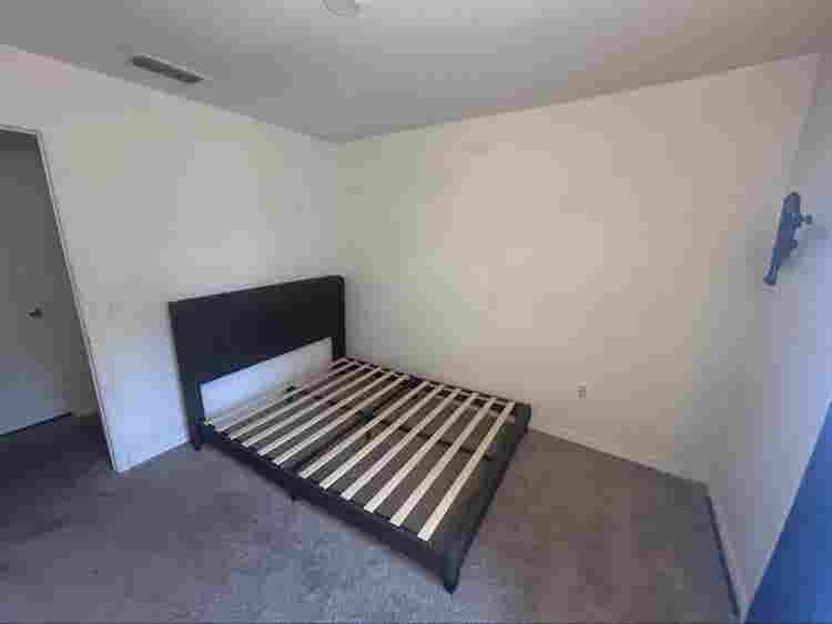 Looking for roommate