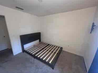 Looking for roommate