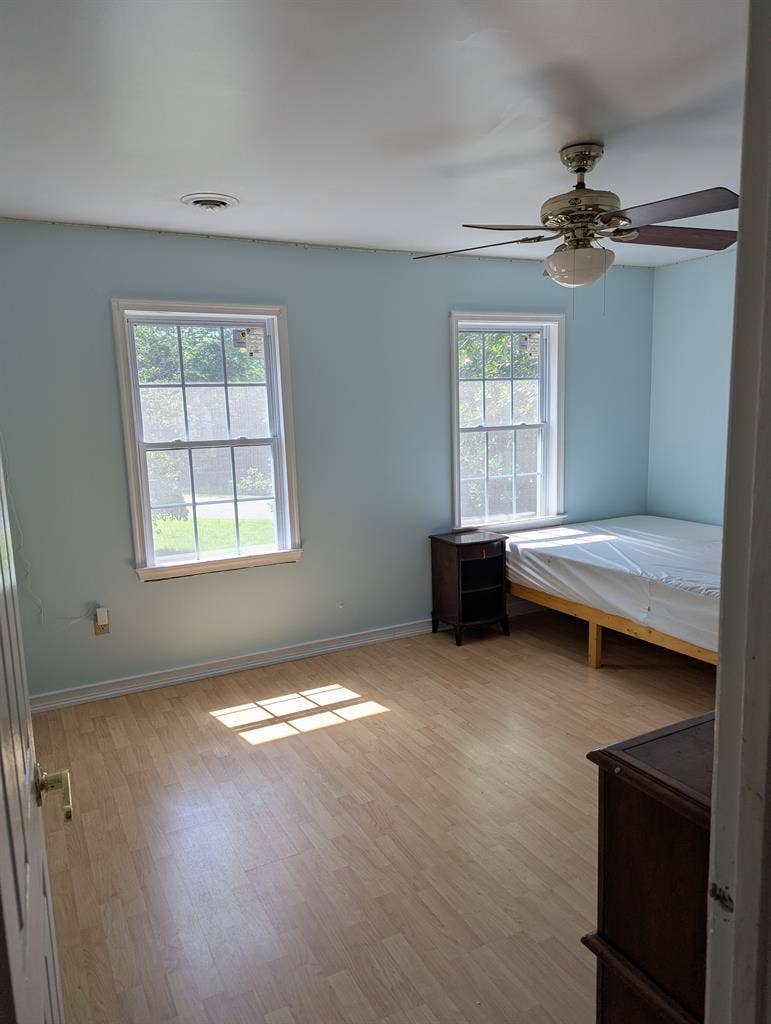 Bedroom for rent.