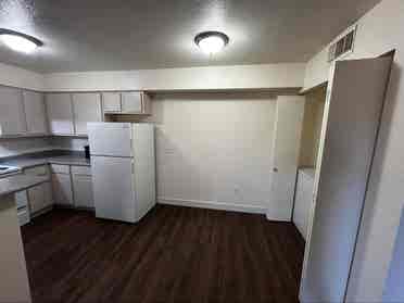 Looking for a male roomate