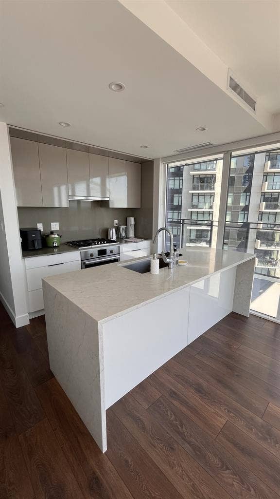 🌸Metrotown looking for roommates🌸