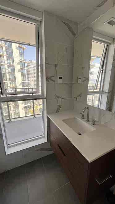 🌸Metrotown looking for roommates🌸