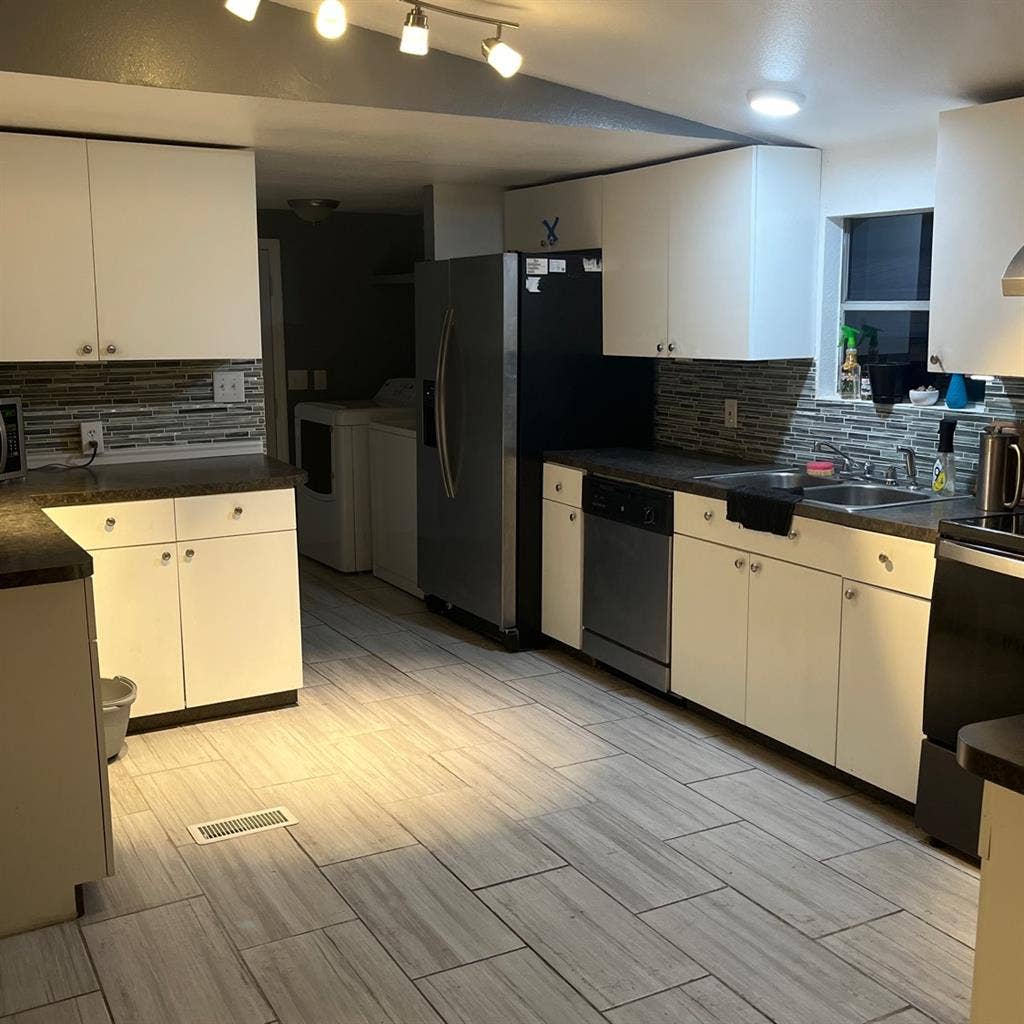 Room in Mount Plymouth