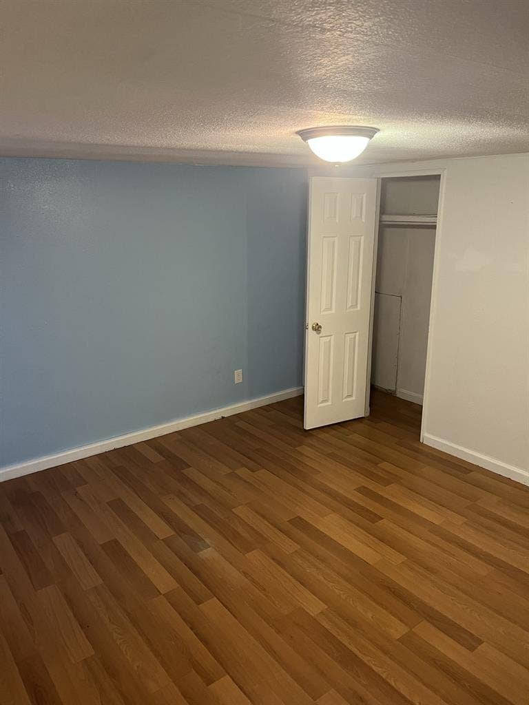 Room in Mount Plymouth